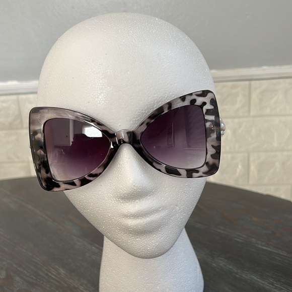 Leopard print sunglasses w/faux pearl arms - Picture 3 of 5